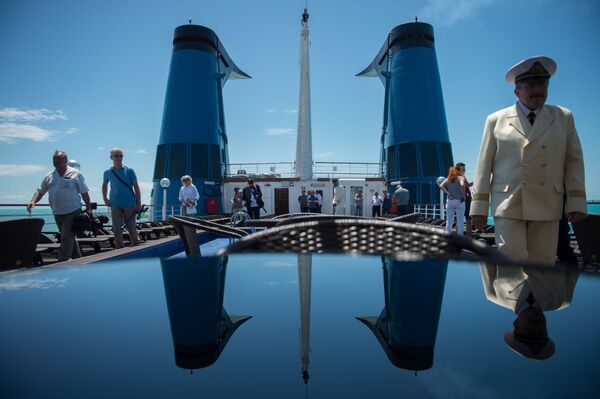 ركاب على متن سفينة كنياز فلاديمير (الأمير فلاديمير) في ميناء سوتشي، روسيا - سبوتنيك عربي