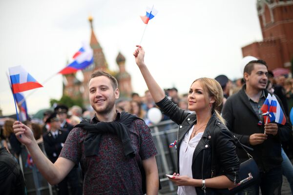 سكان وزوار موسكو خلال الاحتفالات بـ يوم روسيا في الساحة الحمراء، 12 يونيو/ حزيران 2017 - سبوتنيك عربي