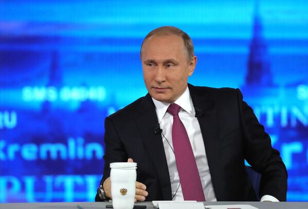 الرئيس فلاديمير بوتين خلال الخط المباشر، حيث أجاب على أسئلة المواطنين من جميع أنحاء روسيا، 15 يونيو/ حزيران 2017 - سبوتنيك عربي