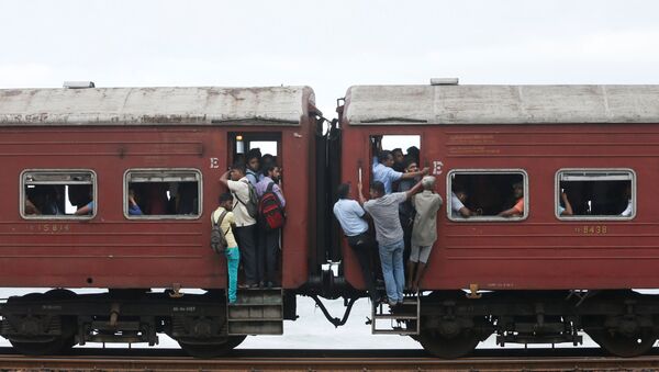 ركاب القطار في كولومبو، سريلانكا 14 يونيو/ حزيران 2017 - سبوتنيك عربي