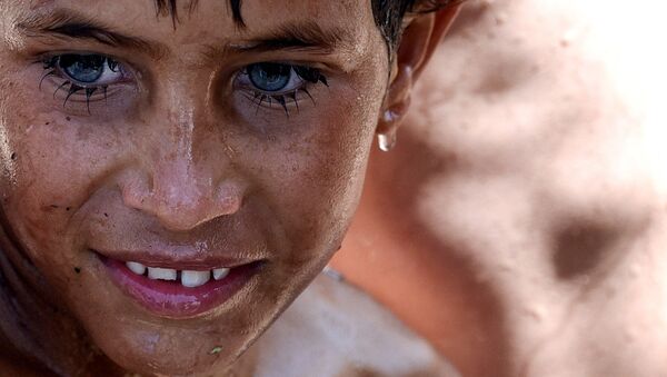 صبي عراقي  يسبح في نهر، بالقرب من مخيم الخازر للاجئين الواقع بين إربيل والموصل، العراق 11 يونيو/ حزيران 2017 - سبوتنيك عربي