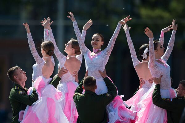 المشاركون خلال عرض للرقص بمناسبة يوم روسيا، أومسك 12 يونيو/ حزيران 2017 - سبوتنيك عربي