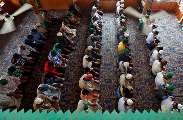 المصلون في مسجد خلال الصلاة بشهر رمضان، سنغافورة 13 يونيو/ حزيران 2017 - سبوتنيك عربي
