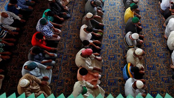 المصلون في مسجد خلال الصلاة بشهر رمضان، سنغافورة 13 يونيو/ حزيران 2017 - سبوتنيك عربي