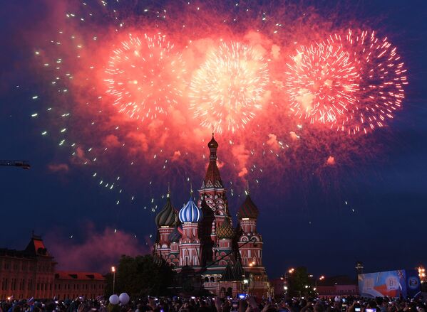 ألعاب نارية سالوت فوق الساحة الحمراء بمناسبة يوم روسيا في مدينة موسكو - سبوتنيك عربي