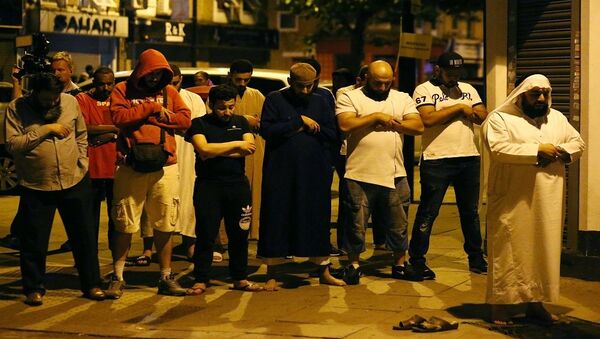 المسلمون يصلون أثناء  هجوم لندن - سبوتنيك عربي