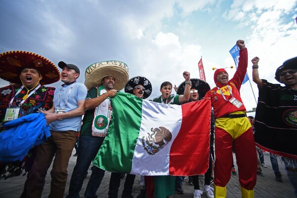 مشجعون مكسيكيون في مدينة قازان الروسية - سبوتنيك عربي