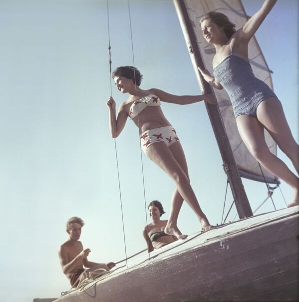 فتيات في ثياب السباحة في وقت التجول على القارب - سبوتنيك عربي