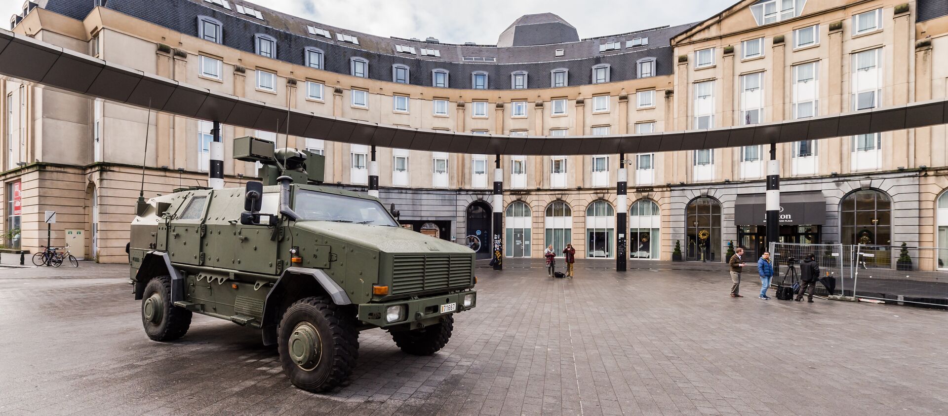 A Belgian Army vehicle is parked on the almost deserted square in front of the main train station in the center of Brussels on Sunday, Nov. 22, 2015. - سبوتنيك عربي, 1920, 21.06.2017