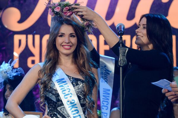 الفائزة بجائزة  ملكة جمال الراديو الروسية ألينا جولوفان (من اليسار) وهي مسابقة الجمال الوطني في بارفيخا لاكشاري فيليدج في موسكو - سبوتنيك عربي