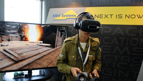 جندي إسرائيلي يرتدي نظارة الواقع الافتراضي - سبوتنيك عربي