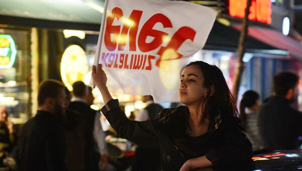 Supporters of Turkish President Recep Tayyip Erdogan celebrate victory in the Turkey's constitutional referendum. File photo - سبوتنيك عربي