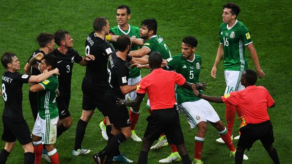 مشاجرة بين لاعبي المكسيك و نيوزيلاندا في كأس القارات - سبوتنيك عربي