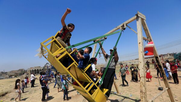 أطفال يلهون في الموصل احتفالا بعيد الفطر - سبوتنيك عربي