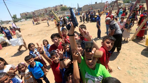 أطفال يلهون بمسدسات في عيد الفطر بالموصل - سبوتنيك عربي