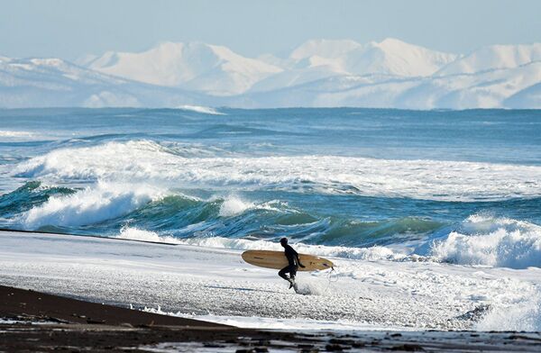 من أعمال المصور الروسي يوري سميتيوك من سلسلة الصور التزلج على لوح الماء على شاطئ المحيط الهادئ الروسي - سبوتنيك عربي