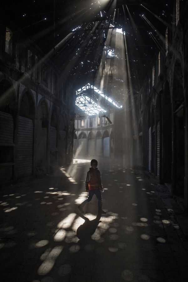 أطفال يلعبون في منطقة السوق المسقوف في حمص - سبوتنيك عربي