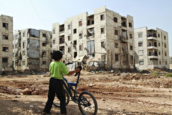 أطفال يلعبون في الأحياء المدمرة في مدينة حلب السورية - سبوتنيك عربي