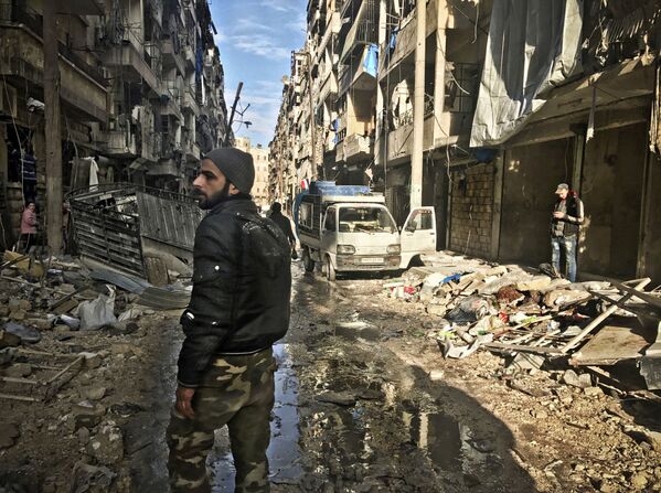 مقاتل سورية في شوارع حلب - سبوتنيك عربي
