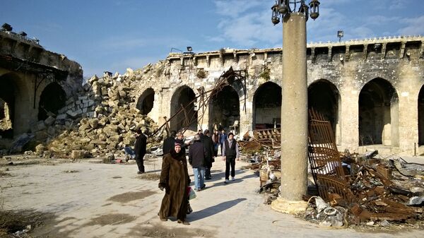 مواطنين في ساحة جامع حلب الكبير - سبوتنيك عربي
