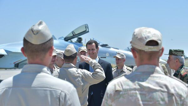 الرئيس الأسد خلال زيارته إلى قاعدة حميميم العسكرية - سبوتنيك عربي