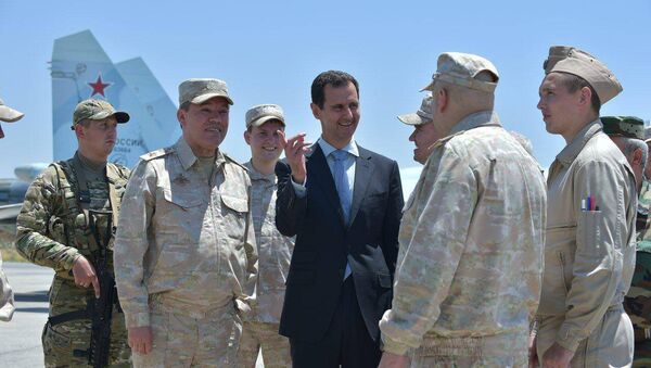 الرئيس السوري بشار الأسد يزور القوات الجوية الروسية المتمركزة في قاعدة حميميم - سبوتنيك عربي