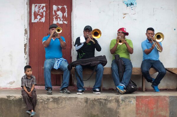 موسيقيون يعزفون في شوراع نيكاراغوا - سبوتنيك عربي