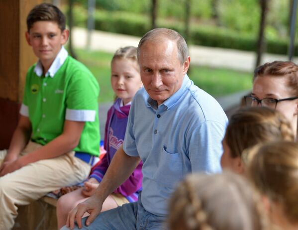 الرئيس الروسي فلاديمير بوتين في المركز الدولي للأطفال في شبه جزيرة القرم - سبوتنيك عربي