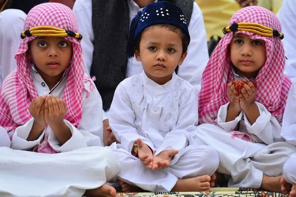 مسلمون هنود صغار يشاركون في الصلاة - سبوتنيك عربي