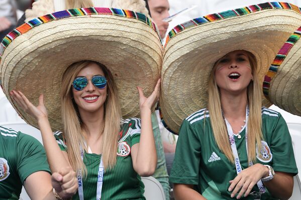 كأس القارات 2017 - مشجعات مكسيكيات خلال مباراة البرتغال ضد المكسيك - سبوتنيك عربي
