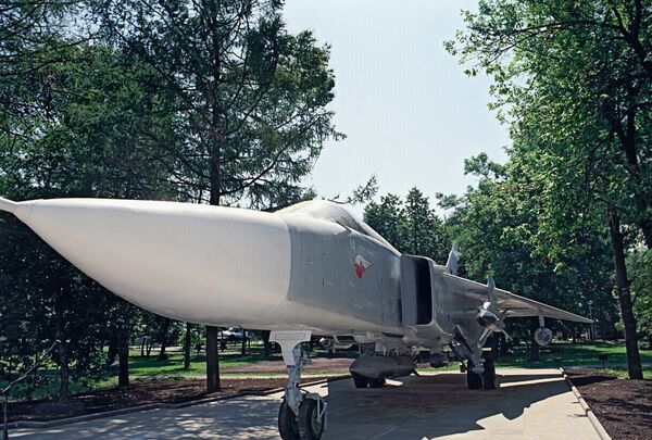 طائرة سوخوي - 24 - تمثال تذكاري في حديقة تابعة لأاراضي مكتب تصميم سوخوي في موسكو - سبوتنيك عربي