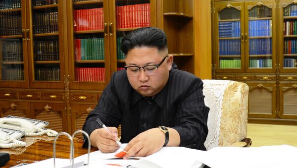 زعيم كوريا الشمالية كيم جون أون يراقب تجربة إطلاق صاروخ باليستي جديد في بيونغ يانغ، كوريا الشمالية 4 يوليو/ تموز 2017 - سبوتنيك عربي