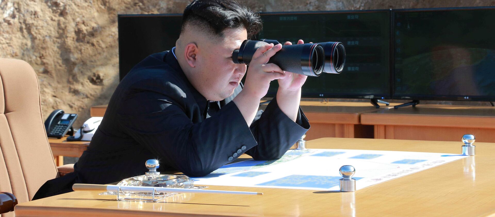 زعيم كوريا الشمالية كيم جون أون يراقب تجربة إطلاق صاروخ باليستي جديد في بيونغ يانغ، كوريا الشمالية 4 يوليو/ تموز 2017 - سبوتنيك عربي, 1920, 26.03.2021