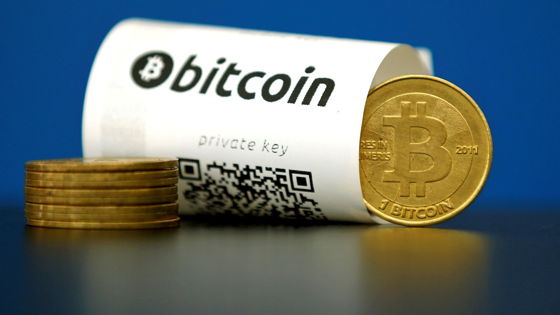 A Bitcoin (virtual currency) paper wallet with QR codes and a coin are seen in an illustration picture taken at La Maison du Bitcoin in Paris, France May 27, 2015 - سبوتنيك عربي, 1920, 22.09.2021