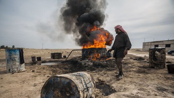 رجل في الرقة ينقل النفط الخام - سبوتنيك عربي