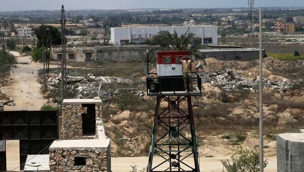 جندي مصري يراقب الحدود مع قطاع غزة في رفح - سبوتنيك عربي