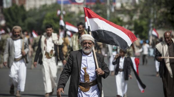 رجل يحمل علم اليمن - سبوتنيك عربي