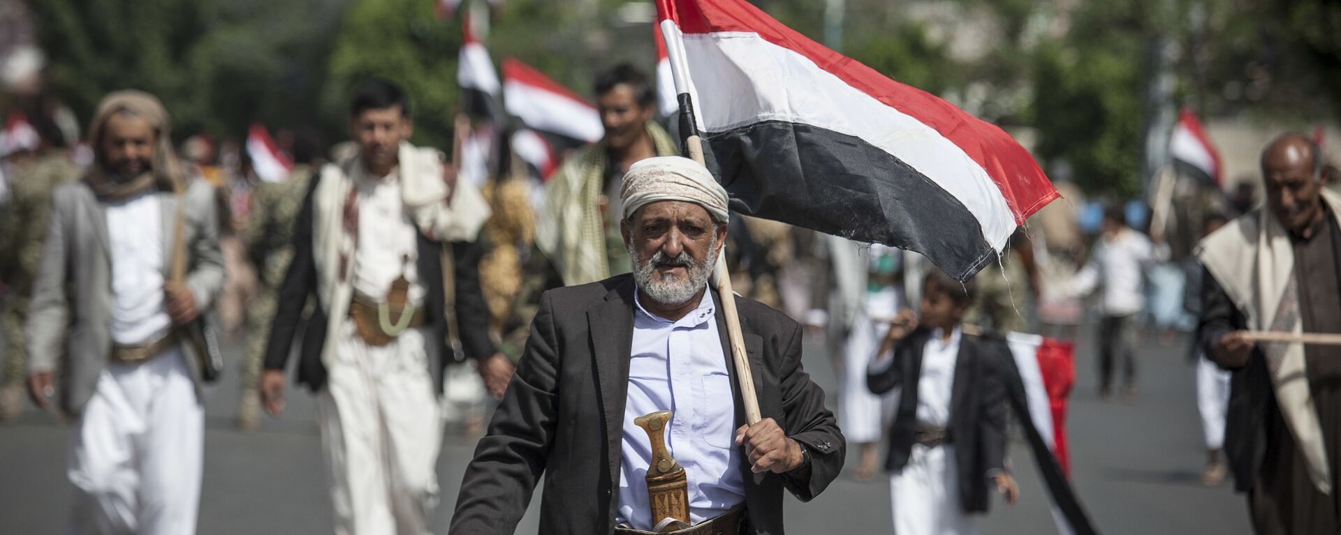 رجل يحمل علم اليمن - سبوتنيك عربي, 1920, 12.08.2022
