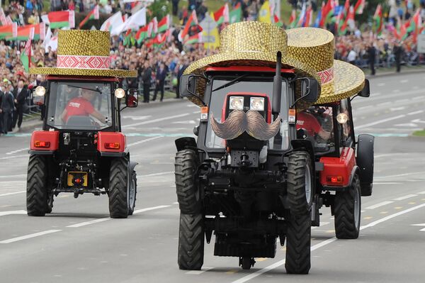 الجرارات البيلاروسية تشارك في عرض بمناسبة عيد الاستقلال في مينسك، بيلاروسيا 3 يوليو/ تموز 2017 - سبوتنيك عربي