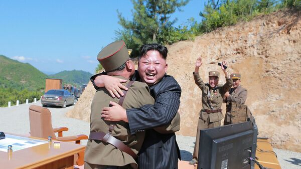  زعيم كوريا الشمالية كيم جون أون بعد نجاح تجربة إطلاق صاروخ باليستي جديد في كوريا الشمالية، 4 يوليو/ تموز 2017 - سبوتنيك عربي