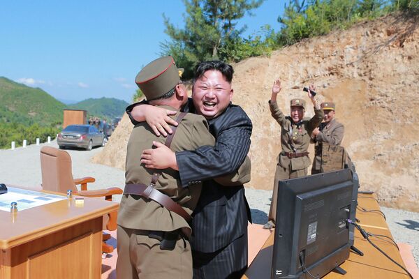 زعيم كوريا الشمالية كيم جون أون بعد نجاح تجربة إطلاق الصاروخ الباليستي الجديد في كوريا الشمالية، 4 يوليو/ تموز 2017 - سبوتنيك عربي