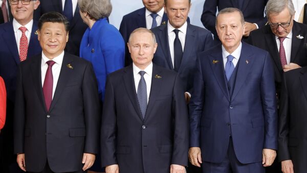 قمة مجموعة العشرين في هامبورغ، ألمانيا - الرئيس الروسي فلاديمير بوتين والرئيس التركي رجب طيب أردوغان، والرئيس الصيني شي جين بينغ، 7 يوليو/ تموز 2017 - سبوتنيك عربي