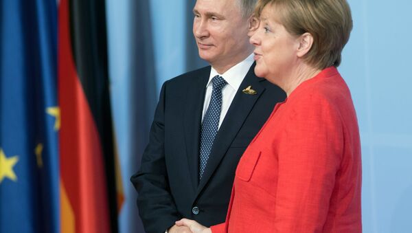 قمة مجموعة العشرين في هامبورغ، ألمانيا -  الرئيس الروسي فلاديمير بوتين يلتقي بالمستشارة الألمانية أنجيلا ميركل، 7 يوليو/ تموز 2017 - سبوتنيك عربي