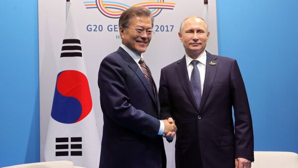 قمة مجموعة العشرين في هامبورغ، ألمانيا - الرئيس الروسي فلاديمير بوتين يلتقي برئيس كوريا الجنوبية مون جاي إن، 7 يوليو/ تموز 2017 - سبوتنيك عربي