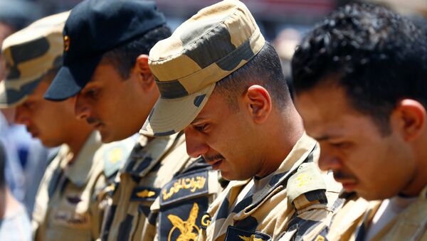 ضباط مصريون في جنازة زملائهم الذين قتلوا في سيناء - سبوتنيك عربي