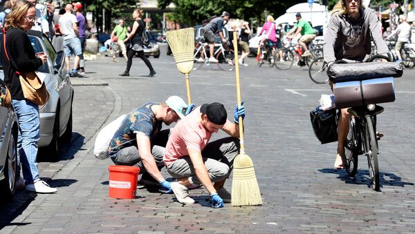 متطوعون ينظفون شوارع هامبورغ - سبوتنيك عربي