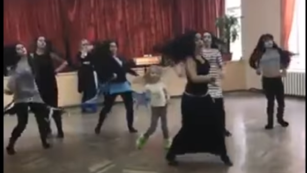 حسناوات روسيات يقمن بأداء رقصة المزمار اليمنية - سبوتنيك عربي
