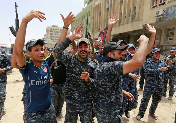 الشرطة العراقية تحتفل بالنصر على داعش في مدينة الموصل العراقية 8  يوليو/ تموز 2017 - سبوتنيك عربي