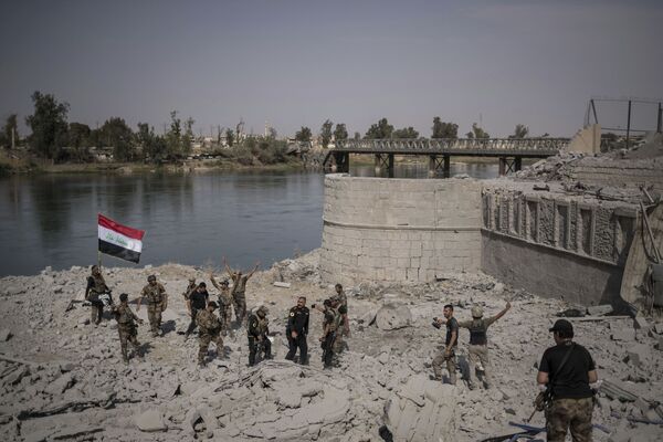عناصر القوات الخاصة بجوار نهر الدجلة تحتفل في مدينة الموصل،  9  يوليو/ تموز 2017 - سبوتنيك عربي