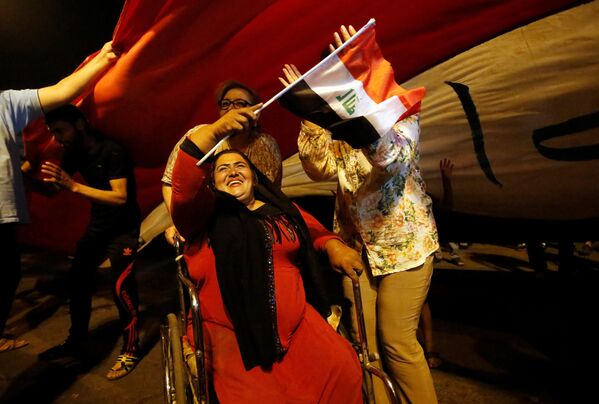 مواطنون عراقيون يحتفلون بتحرير الموصل، العراق، 9 يوليو/ تموز 2017 - سبوتنيك عربي